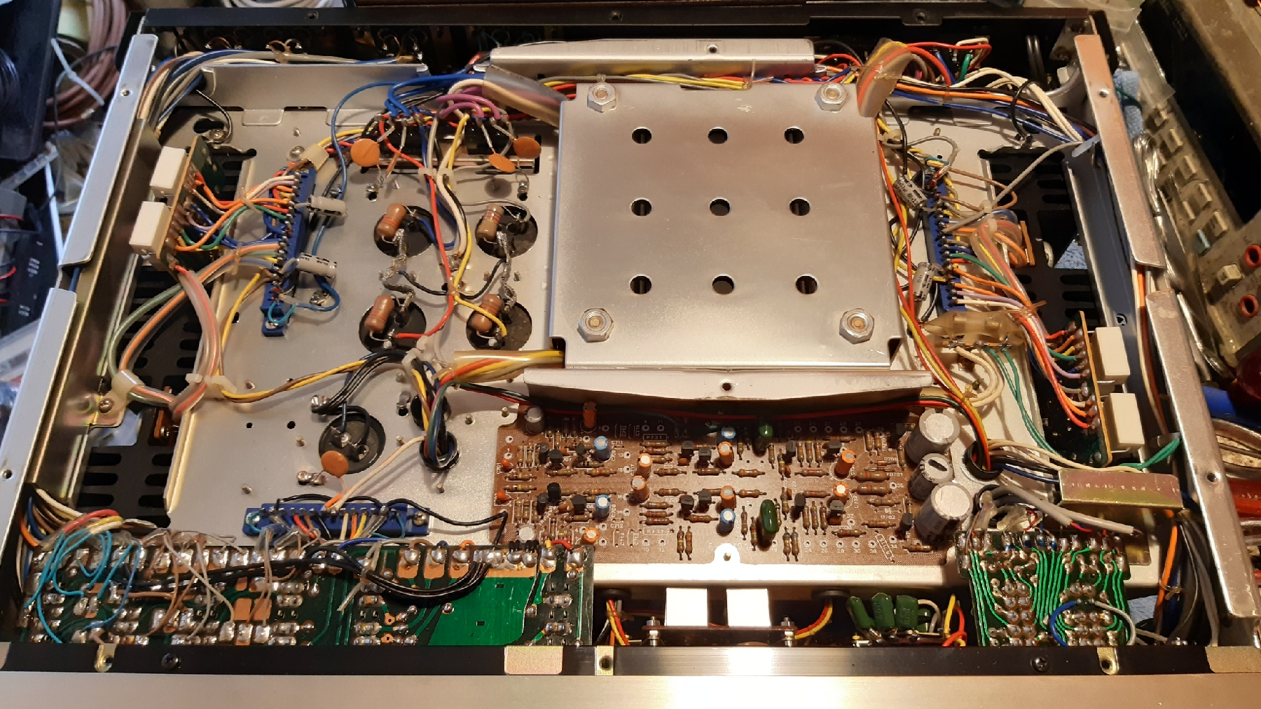 Sansui_AU9500_bottom_wiew.jpg