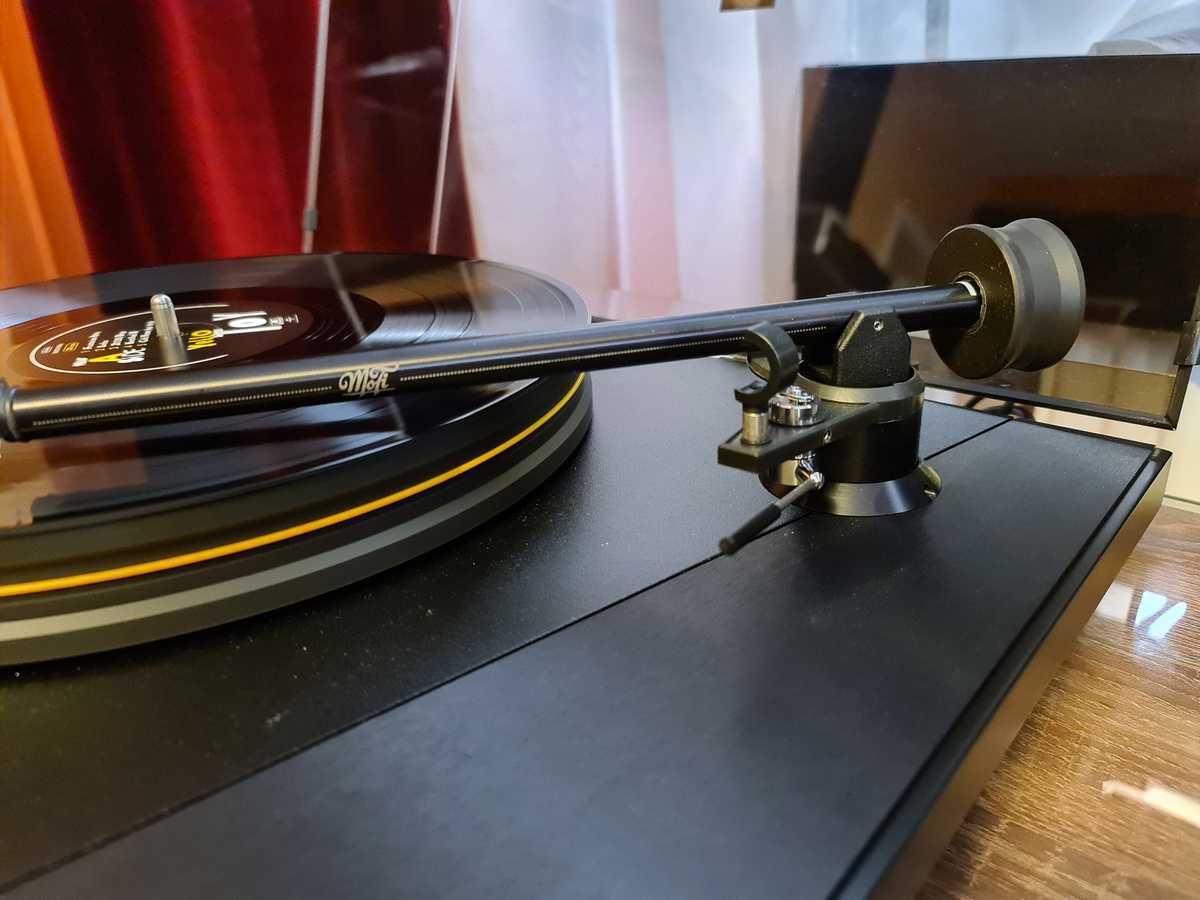 MoFi-Ultradeck-lemezjatszo-UltraTracker-hangszedovel-kar.jpg