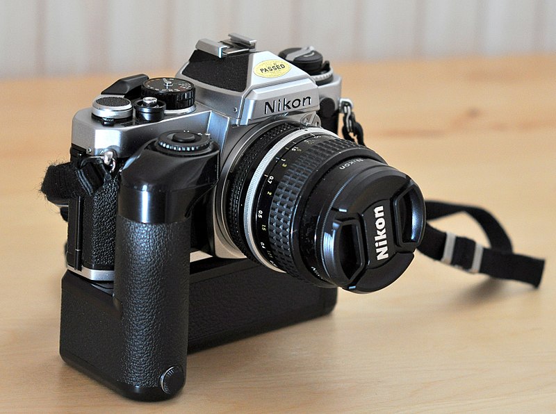 800px-Nikon_FE_with_motor_drive_MD12_and_Nikkor_AI_24mm-2.JPG