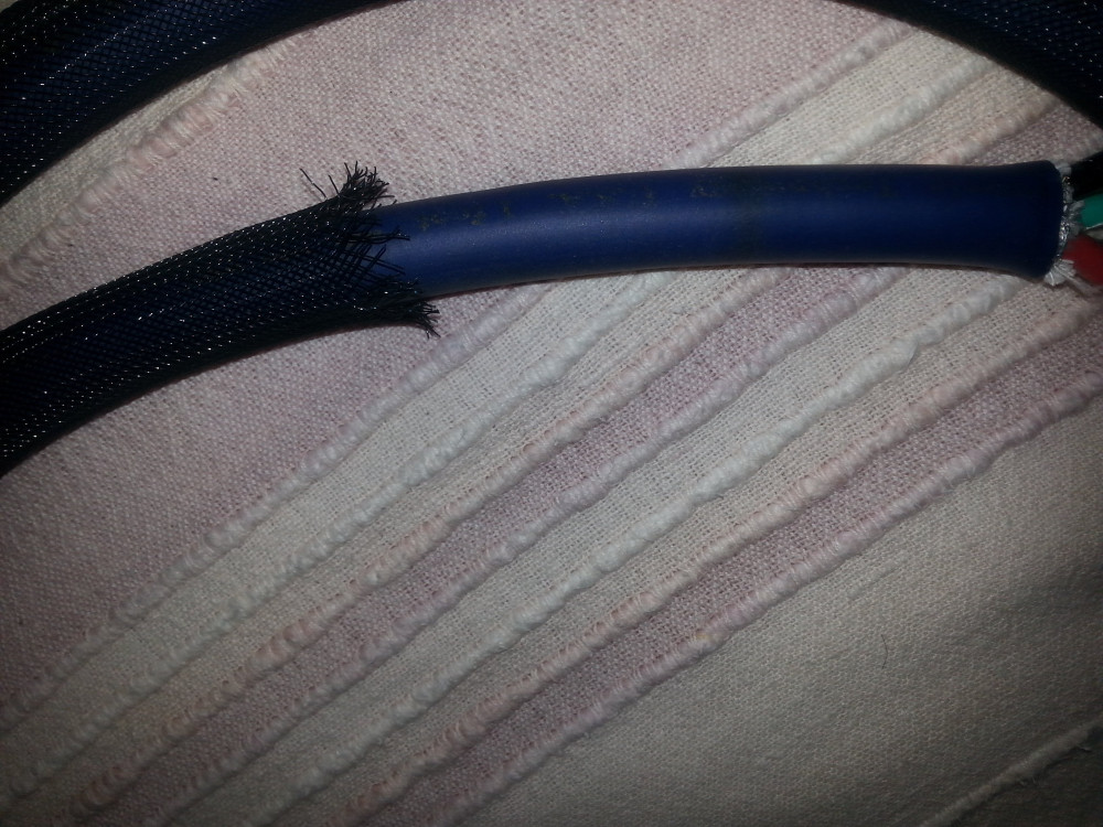 Transparent tápkábel.jpg