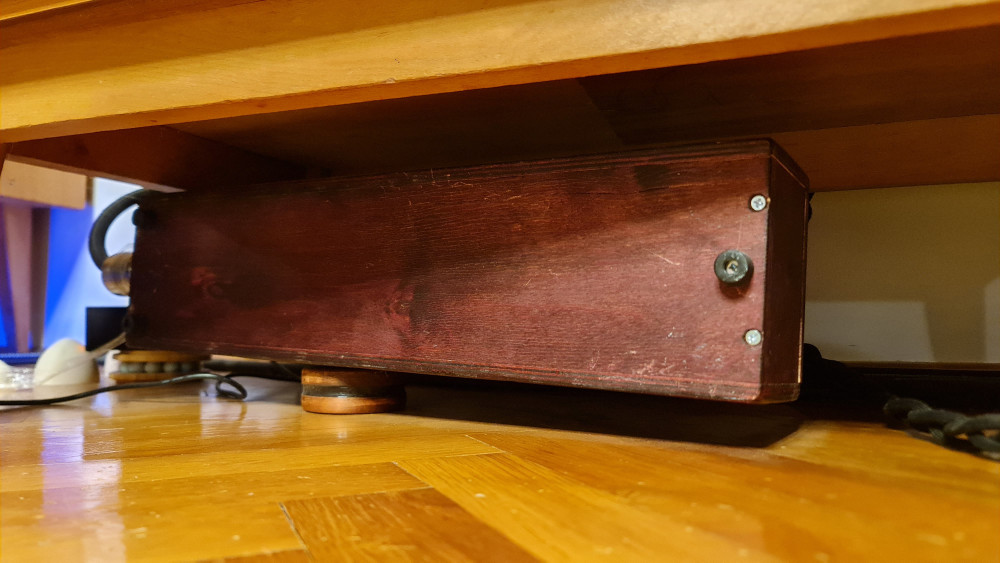 Itt az alját látod. Fektetni kell, mert nem fér el állítva a szekrényalatt...