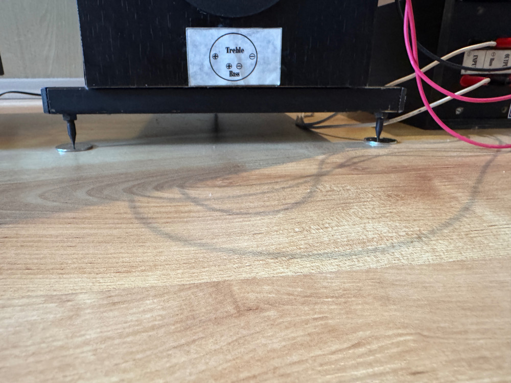 Tüskék a fém talpazatban