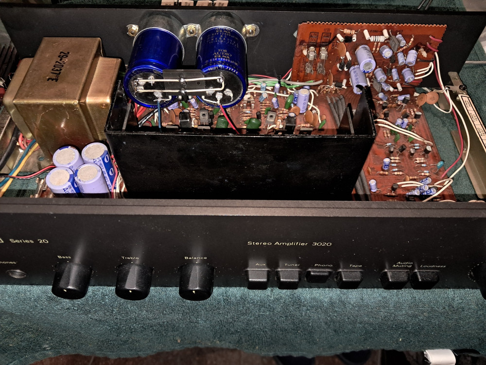 NAD3020 new power supply capacitors.jpg